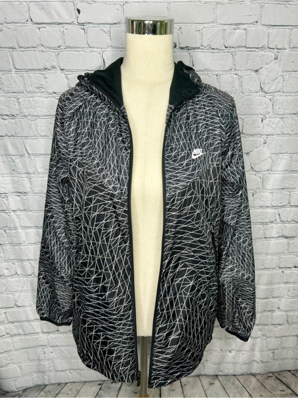 Nike Women's Medium Windbreaker Jacket Black Hooded Full Zip Lightweight Running - Picture 3 of 9